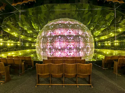 Zrcadlový labyrint a kaleidoskopické kino okouzlí návštěvníky Prahy