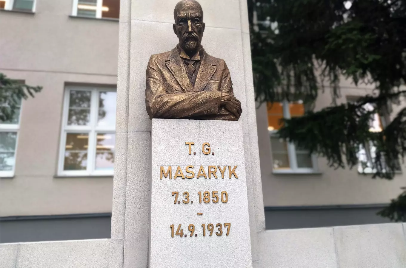 Busta T. G. Masaryka před pudlovskou školou v Bohumíně