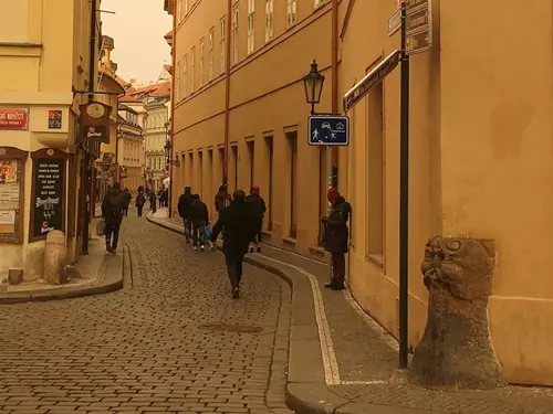 Patník v Husově ulici – nejstarší patník v Praze