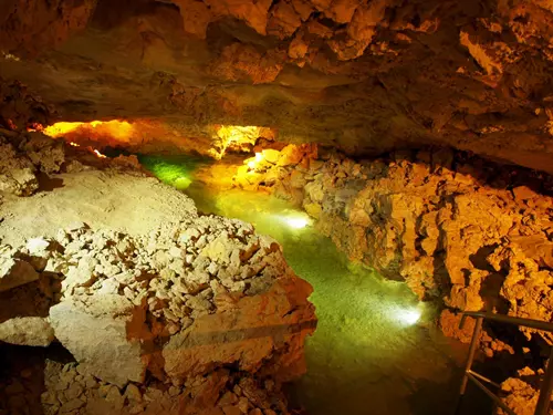 Nahlédněte do Jezerního dómu v jeskyni Na Turoldu