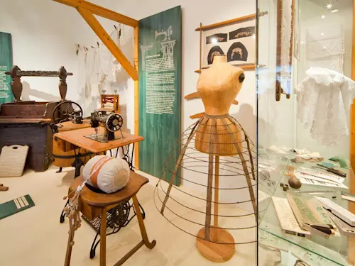 Výstava Od turnýry k secesi - móda na prelomu 19. a 20. století predstavuje historické šaty a ruzné dobové módní doplnky