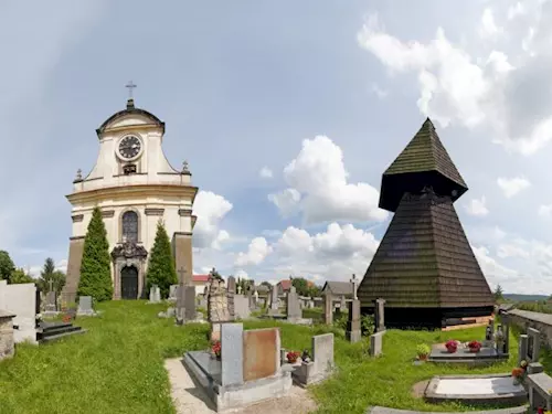 Dřevěná zvonice v Oseku u Sobotky 