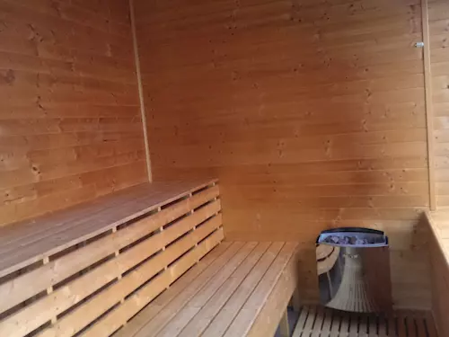 sauna s výhledem na mesto