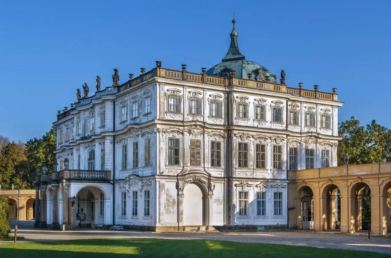 Bohatá vévodkyně a spálené účty – díky nim vás Ploskovice nadchnou