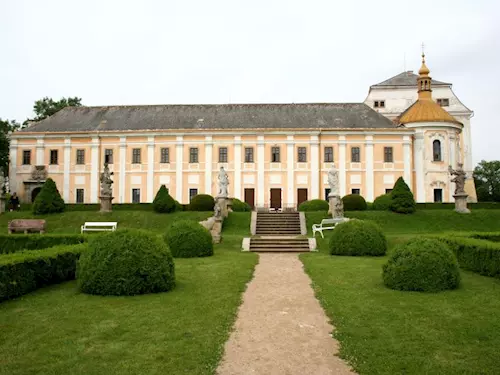 Zámecký park s barokními sochami v Lysé nad Labem