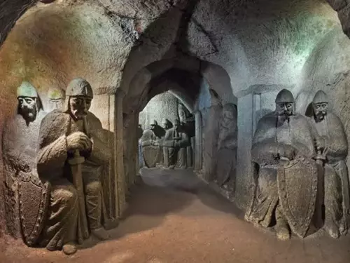 10 tipů na výlety do umělých jeskyní aneb ve stínu i na výsluní