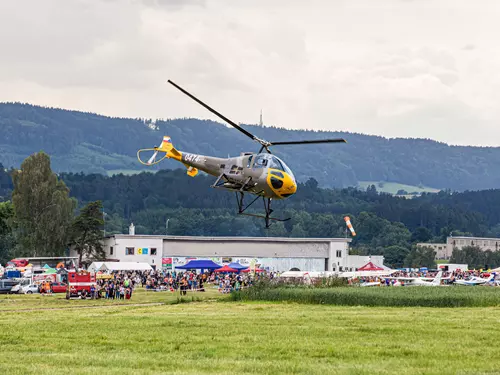 ukázka vrtulníku Enstorm při posledním ročníku Airshow