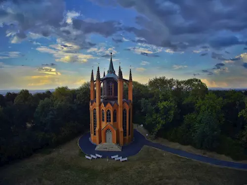 Novogotický templ v zámeckém parku Krásný Dvůr 
