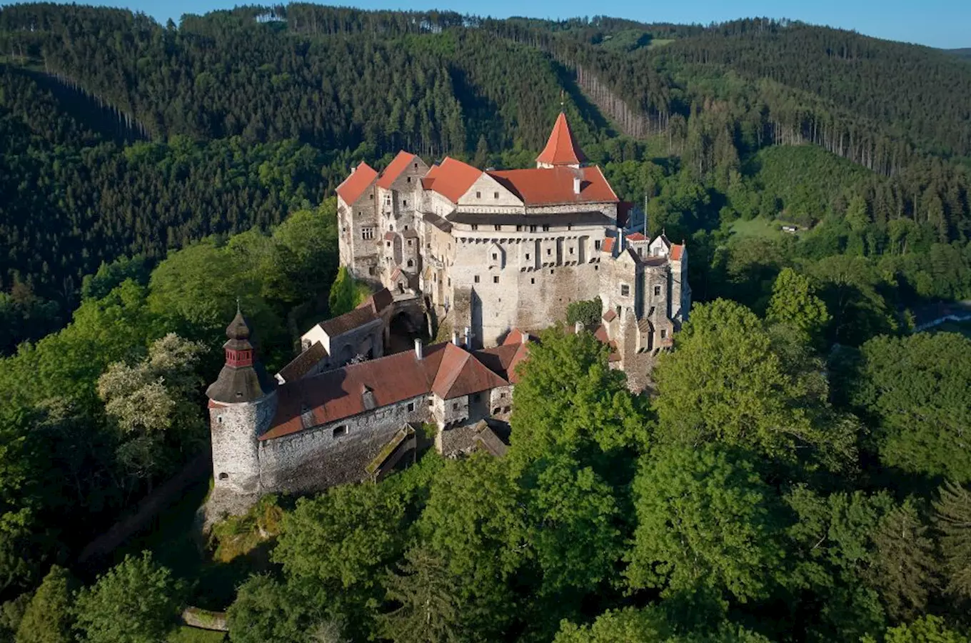 Hrad Pernštejn je až do úterý turistům uzavřen, natačí tam filmaři