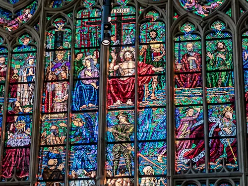 Okno v katedrále Svatého Víta v Praze – největší umělecky ztvárněné okno v České republice