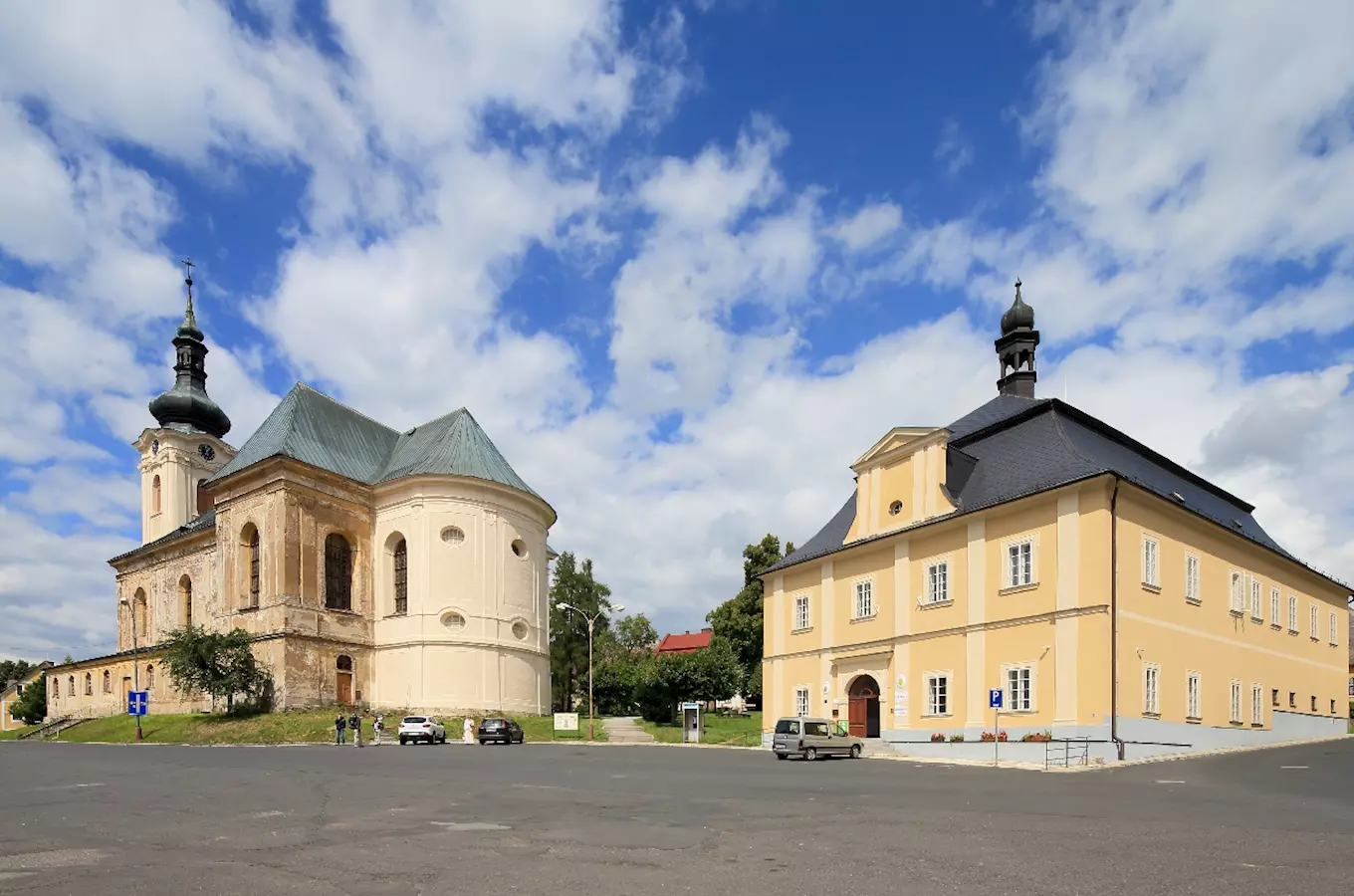 Stará radnice a renesanční budova s mansardovou střechou v Teplé