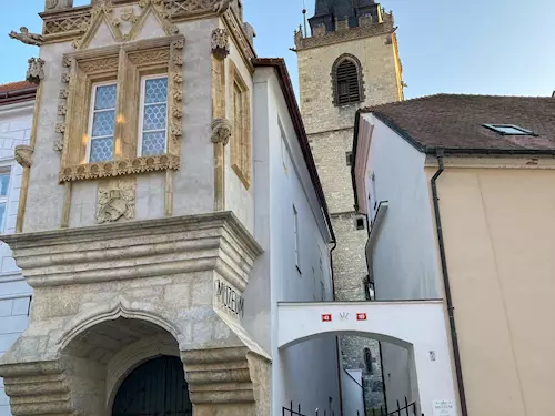 Lounské muzeum a věž kostela sv. Mikoláš