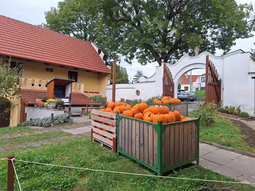 Kavárna Pod pavlačí – Knorův statek v Dolních Chabrech