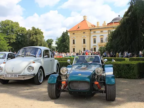 Potešte se krásou historických vozidel na zámku ve Slavkove