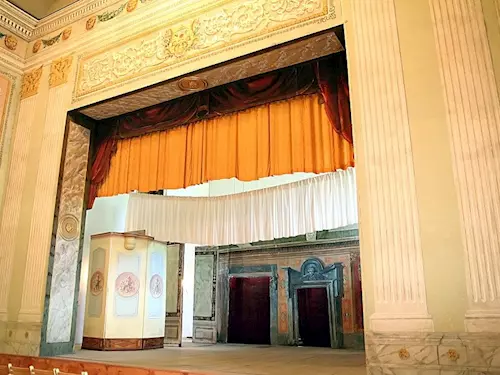 Klasicistní divadlo na zámku Kačina