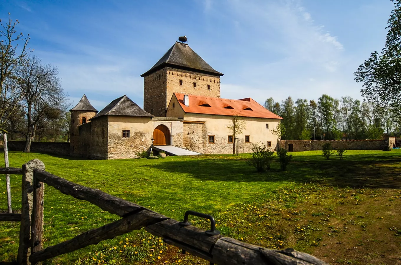 10 tipů na výlety na nejkrásnější tvrze aneb ve stínu i na výsluní