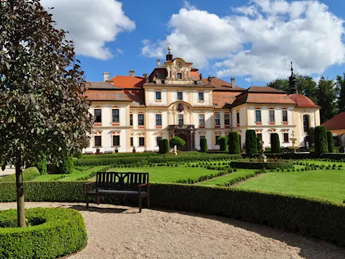 Zámecký park a rozárium na zámku Jemniště 