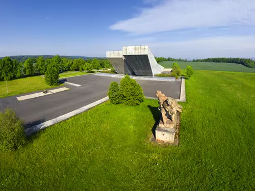 Národní památník II. světové války v Hrabyni, kudy z nudy
