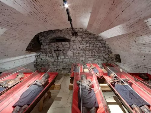 Katakomby Klatovy – tajemství ukryté pod jezuitským kostelem