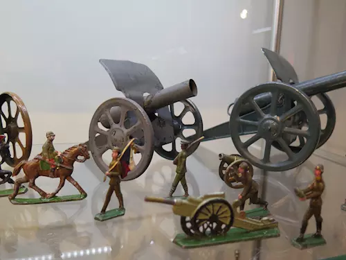 VOJENSKÉ A VÁLECNÉ HRACKY ze sbírek Muzea technických hracek u príležitosti 100. VÝROCÍ PRVNÍ REPUBLIKY