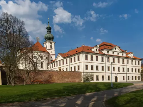 Břevnovský klášter v Praze, kde se můžete i najíst a ubytovat.
