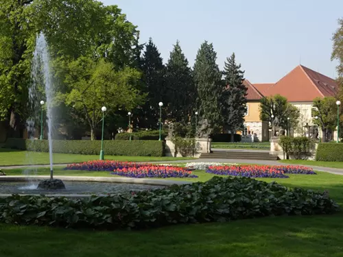Královská zahrada s návštěvou interiéru Oranžérie a Domu sokolníka