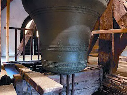 Zvonice s obrácenými zvony v Kuuřimi je skutečnou raritou