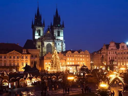 Na Staroměstském náměstí v Praze se konají trhy, na Štědrý den se tu bude rozdávat rybí polévka