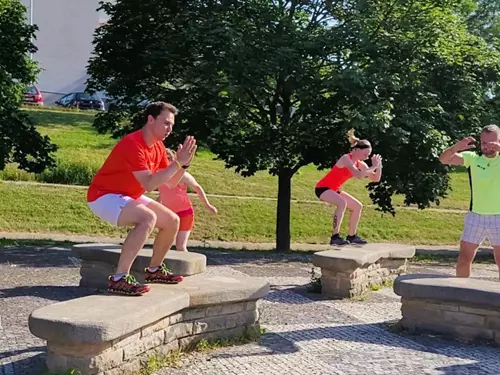 Cvičení venku v Centrálním parku Prahy 13