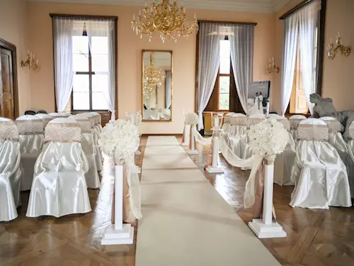 Svatba na zámku ve Slavkově u Brna