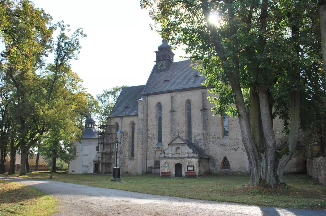 Kostel sv. Ondřeje s kaplí Všech Svatých v Pohledu 