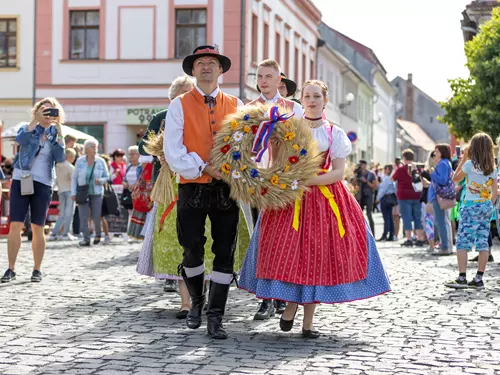 Dožínkový průvod vchází na náměstí ve Frýdlantu