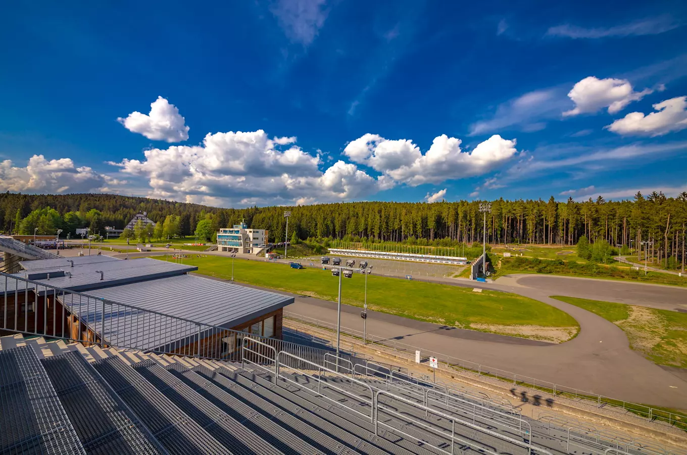 Vysočina Arena – místo konání světových závodů v běhu na lyžích a biatlonu