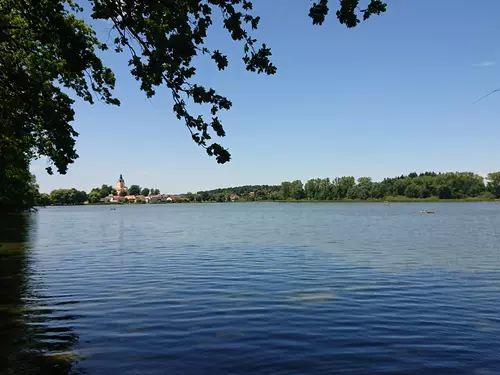 Na koloběžce z Třeboně okolo rybníka Rožmberk