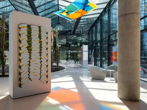 Anywhere between  Black and White, Artium by KKCG, foto: Tomáš Dittrich Zdroj: https://www.kudyznudy.cz/akce/nova-akce