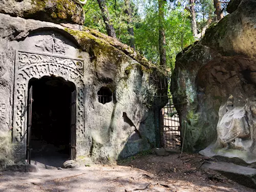 Jeskyně Klácelka s reliéfy sochaře Václava Levého