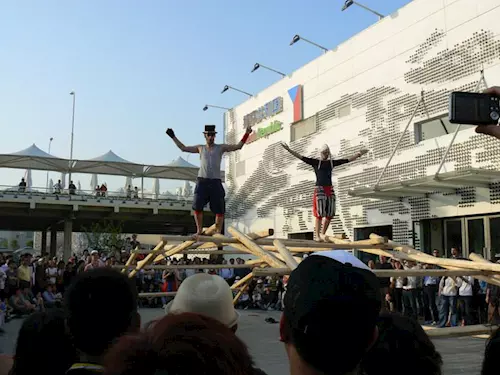 Mezinárodní festival poulicního divadla Za dvermi