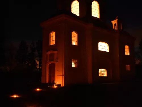 Noční prohlídky horního zámku v Panenských Břežanech