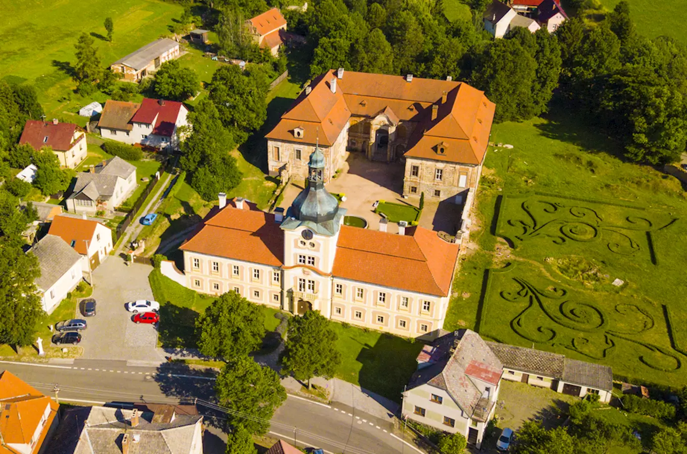 Zámek Nebílovy – vyniká klidnou a romantickou atmosférou