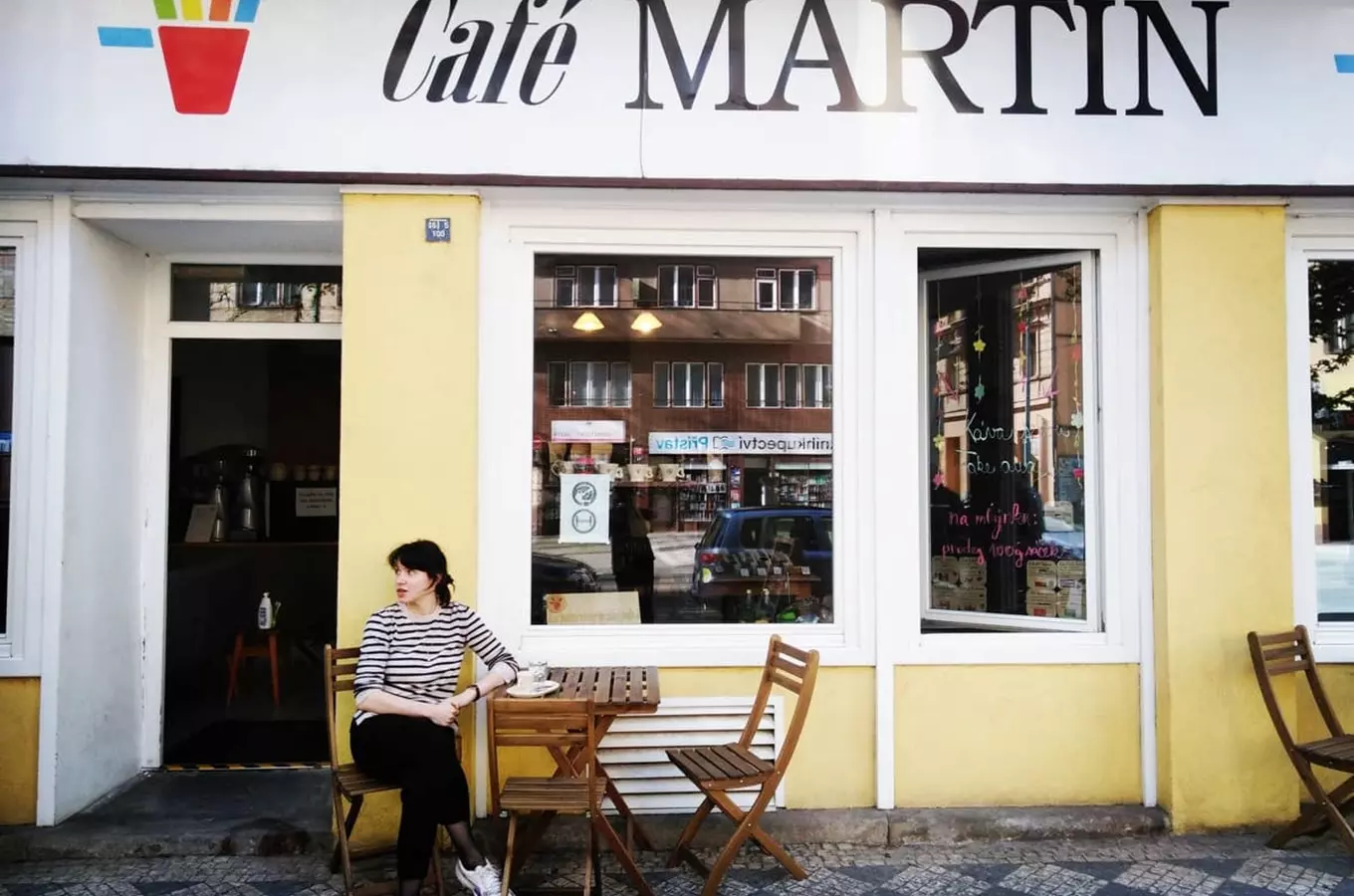 Café Martin v Karlíně – začtěte se u kávy