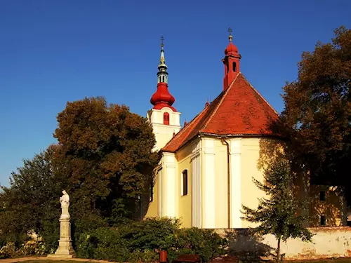 Kostel sv. Václava v Hulíně s románským portálem