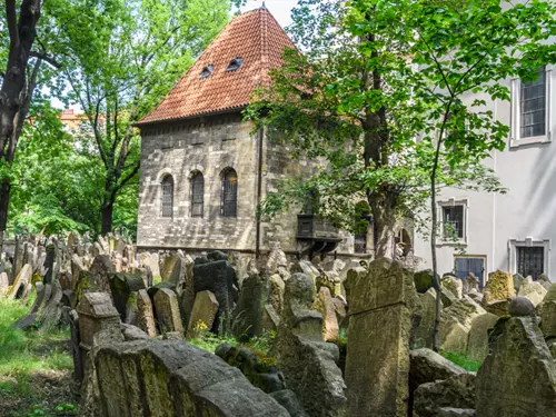 Starý židovský hřbitov v Praze, Kudy z nudy