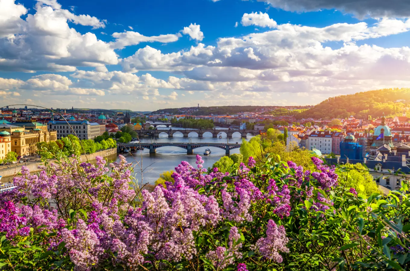 Praha se zelená a parky zdobí květy – kam vyrazit na romantické rande?