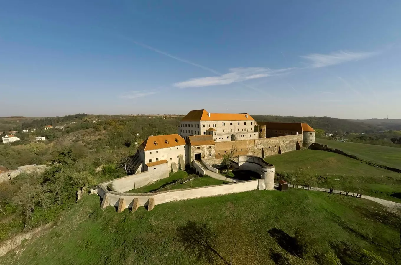 Do hlubin dolnokounického hradu