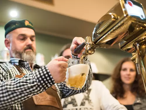 Škola čepování piva Pilsner Urquell ve zkrácené verzi