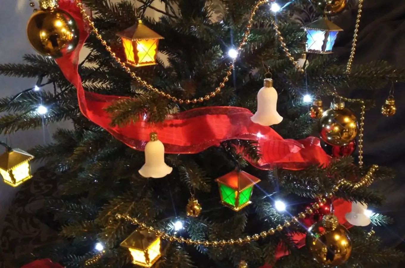 Tradiční vánoční lucerničky na stromeček – návrat starých ozdob