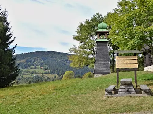 Osada Volský důl a zvonička na Labské – neobvyklý výhled na Krkonoše
