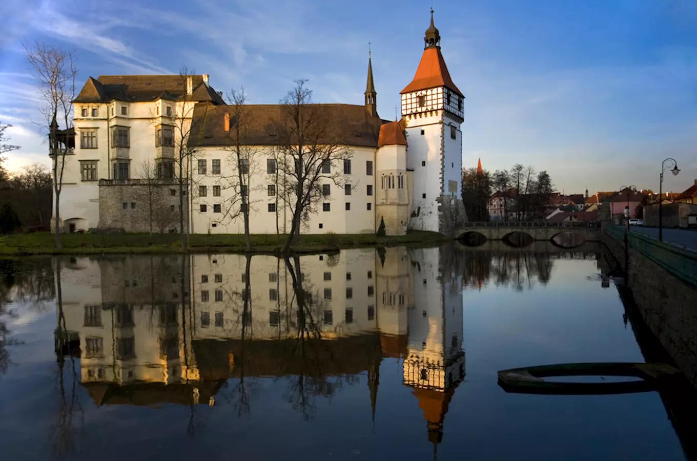 Vodní zámek Blatná – nejen za daňky a princeznami