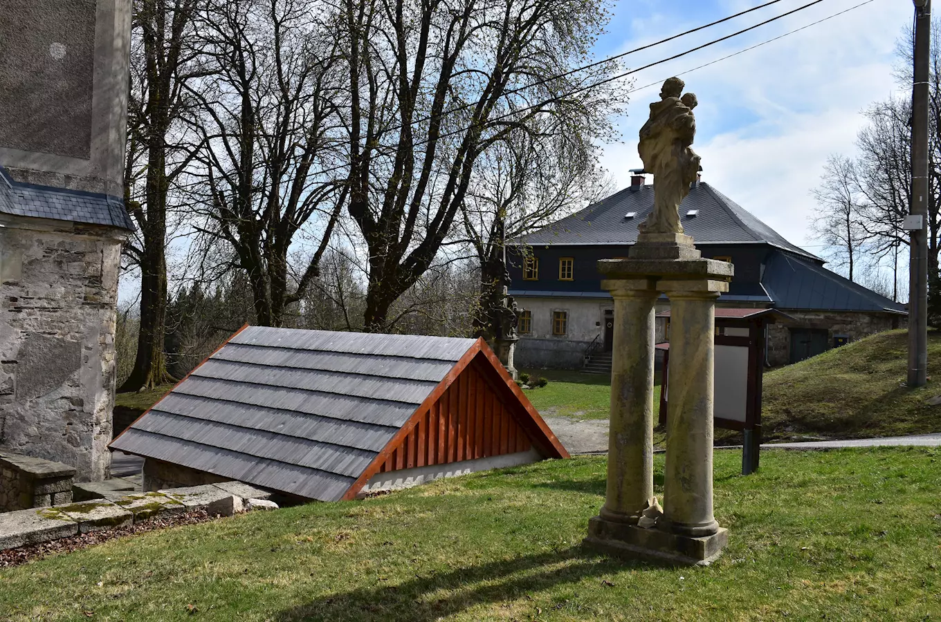 Studánka, socha sv. Josefa a fara krásná