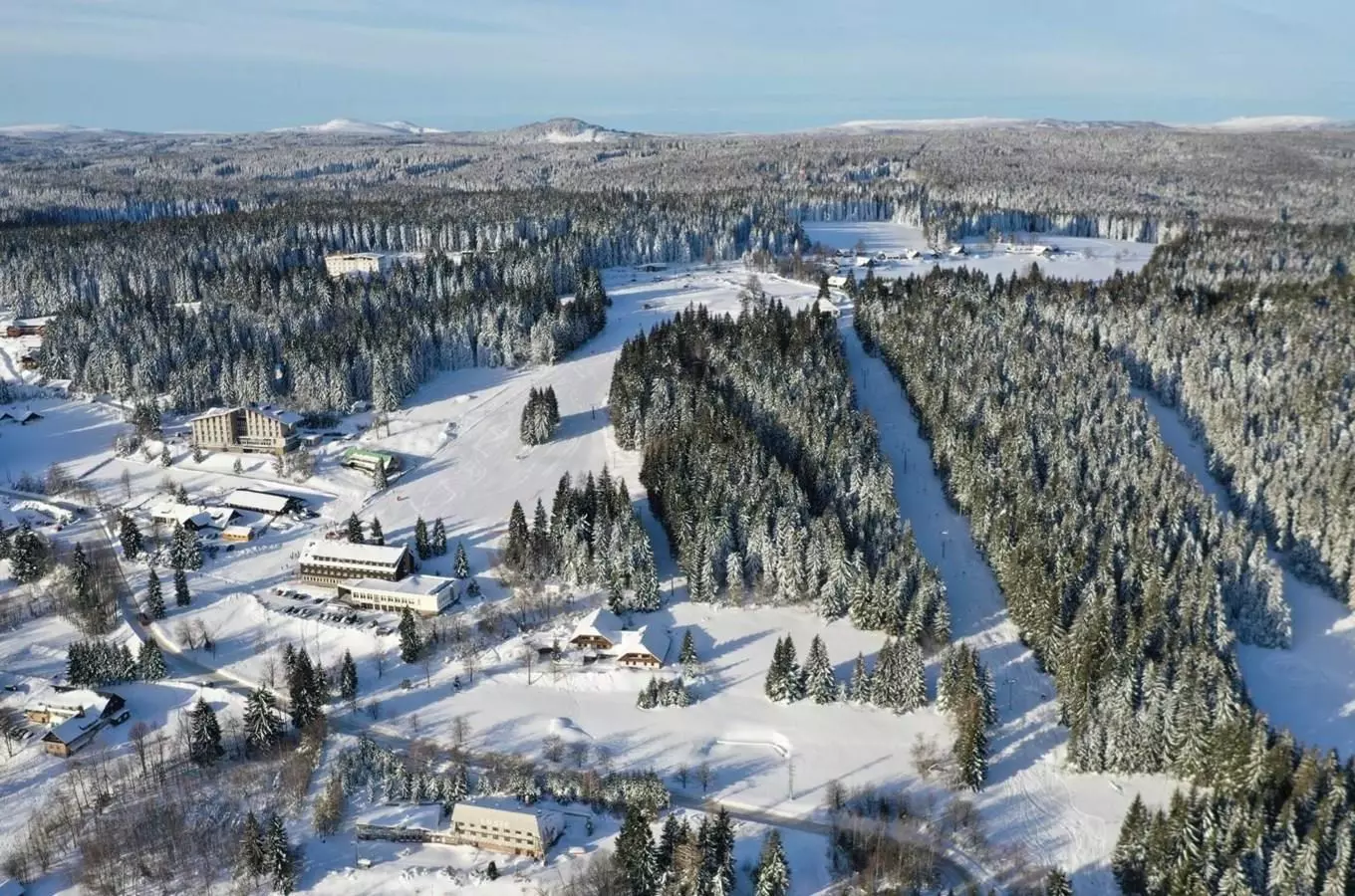 Zadovský můstek patří turistům: zima v areálu Zadov – Churáňov s výhledem z rozhledny na skokanském 